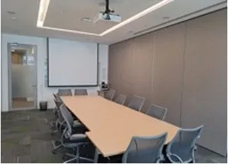 Combinable meeting room with a projection screen and a long table